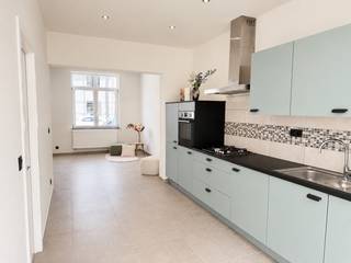 <p>Maison prête à emménager, rénovée et économe en énergie, située dans un quartier agréable à proximité de toutes les commodités. Elle comprend une entrée, un salon lumineux donnant sur une terrasse accueillante et un jardin orienté sud-ouest, une cuisine entièrement équipée avec coin repas, un débarras et une buanderie, ainsi que des toilettes séparées et une cave sèche. À l'étage, on trouve deux chambres et une salle de bains avec douche à l'italienne, lavabo et toilettes. Un escalier fixe mène à la chambre mansardée joliment aménagée. </p>
<p> </p>
<p>Atouts : </p>
<ul>
<li>entièrement rénovée en 2021 -</li>
<li>jardin orienté sud-ouest avec une terrasse agréable</li>
<li>prête à emménager et économe en énergie</li>
<li>quartier agréable à proximité de toutes les commodités </li>
<li>cave sèche</li>
</ul>
<p> Cette maison est à vendre SANS agence immobilière via le concept Smart Houses ! Vous souhaitez plus d'informations ou visiter ? Contactez directement le propriétaire via</p>