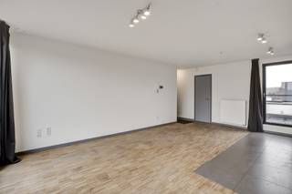 <p>Dit instapklaar 1-slaapkamerappartement gunstig gelegen op vijf minuten van Astene sas aan de Leie met natuurreservaat van Vosselare put en kasteel van Ooidonk, een paradijs voor wandelaars.</p><p></p><p>Dit appartement is ook ideaal gelegen nabij winkels, openbaar vervoer en belangrijke verbindingswegen.</p><p>Het appartement verwelkomt u in een ruime leefruimte met open keuken, wat zorgt voor een aangenaam en open woongevoel.</p><p>De volledig geïnstalleerde keuken is voorzien van de nodige toestellen en biedt alle comfort voor dagelijks gebruik.</p><p>Via de leefruimte heeft u toegang tot het ruim zuidoost gericht terras, waar u kan genieten van de zon van 's morgens 9.00h tot in de late namiddag - een absolute meerwaarde voor wie houdt van licht en buitenruimte.</p><p></p><p>Verder beschikt het appartement over een badkamer met moderne inloopdouche en lavabo, aparte bergruimte/wasplaats en een apart gastentoilet.</p><p>Staanplaats bijkomend te huur voor 90 euro per maand. </p><p>Onmiddellijk beschikbaar. 50 euro per maand algemene kosten.</p><p></p>
