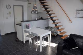 Gezellig appartement in Turnhout-centrum bestaande uit: leefruimte met ingemaakte kasten, ingerichte open keuken, badkamer met wastafel, toilet en douche, 1 slaapkamer met ingemaakte kasten en terras.<br /><br />Centrale verwarming op aardgas.<br /><br />Gelegen op wandelafstand van alle faciliteiten en vlotte verbinding met de Turnhoutse Ringweg.<br /><br />Ideale starterswoonst of investeringseigendom!<br /><br />Stedenbouwkundige info in aanvraag!<br /><br />Contacteer ons kantoor voor meer info via 0471/605.314 of mail info@immo-b.be!