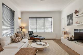 <p>Rustig wonen in één van de meest geliefde buurten van Brasschaat</p><p>Mariaburg is niet voor niets één van de meest gegeerde buurten in de omgeving. Groen en residentieel, met scholen, winkels en dagelijkse voorzieningen vlakbij, en tegelijk vlot verbonden met Brasschaat, Ekeren en Antwerpen.</p><p>Hier begint het weekend vaak gewoon aan de voordeur. Wandelen of fietsen richting Kattekensberg en de Brusselse Bossen, even het groen in en daarna op zondag te voet naar Oud Antwerpen of Latour voor de lunch of aperitief. Dat dorpsgevoel, gecombineerd met de nabijheid van de stad, maakt Mariaburg zo aangenaam om te wonen.</p><p>Waarom je hier wil wonen</p><p>- Halfopen bebouwing in Mariaburg</p><p>- 3 slaapkamers</p><p>- Lichte leefruimte met open keuken</p><p>- Aparte wasberging met extra opbergruimte</p><p>- Vrijstaande garage</p><p>- Oprit voor 2 wagens</p><p>- Groen, scholen, winkels en horeca in de directe omgeving</p><br /><p>Op het gelijkvloers kom je binnen via de inkomhal. De leefruimte en open keuken vormen samen het hart van de woning. Aan de achterzijde zorgen dubbele deuren voor een mooie verbinding met de tuin en de twee terrassen. Binnen en buiten lopen hier vanzelf in elkaar over, ideaal voor lange zomeravonden, een ontbijt buiten of gewoon wat extra leefruimte zodra het weer meezit.</p><p>Verder vind je op <span> </span>het gelijkvloers een apart toilet en een praktische wasberging met bijkomende bergruimte.</p><p>Op de eerste verdieping bevinden zich drie slaapkamers en de badkamer, uitgerust met een ruime inloopdouche.</p><p>Ook buiten zit het praktisch goed. De vrijstaande garage biedt extra bergruimte voor fietsen en opslag en op de oprit kan je twee wagens parkeren.</p><p>Een aangename gezinswoning op een plek waar groen, rust en het dagelijkse leven hand in hand gaan.</p><p>Interesse? Plan je bezoek via www.sinjoor.be of bel 03 283 05 00.</p>