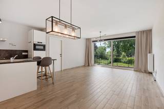 Ben je op zoek naar een instapklaar appartement met ruim terras en een rustig, groen uitzicht? Of ben je investeerder en zoek je een slimme vastgoedbelegging nabij Brussel die meteen rendement kan opleveren? Dan is dit recente appartement in residentie Albert absoluut het ontdekken waard.<br />Het appartement is volledig vrij van gebruik en momenteel niet verhuurd. Dat biedt maximale flexibiliteit: ideaal voor wie er zelf wil wonen, maar evengoed voor wie het appartement wenst te verhuren.<br />Gelegen op de tweede verdieping en bereikbaar met de lift, verwelkomt het appartement je via een inkomhal met apart toilet. Van daaruit kom je in de lichtrijke leefruimte met open, uitgeruste keuken en praktische berging. Aansluitend bevindt zich het ruime terras aan de rustige achterzijde van het gebouw, waar je geniet van een aangenaam zicht op het achterliggende groen.<br />Verder beschikt het appartement over een ruime slaapkamer met geïntegreerde dressing. Vanuit de slaapkamer heb je rechtstreeks toegang tot de badkamer met inloopdouche.<br />Het gebouw dateert van 2016 en verkeert in uitstekende staat van onderhoud. De degelijke afwerking en de verzorgde residentie maken dit appartement bijzonder aantrekkelijk. Dankzij de ligging aan de Romeinse Oprit geniet je bovendien van een vlotte bereikbaarheid, met openbaar vervoer, belangrijke invalswegen en de Brusselse rand in de onmiddellijke nabijheid. EPC: B (69 kWh/m² jaar). Stedenbouwkundige inlichtingen in aanvraag. De vermelde prijs is een startprijs. Elk bod hoger dan de vermelde prijs wordt overgemaakt aan de eigenaar die zich het recht voorbehoudt om dit al dan niet te aanvaarden. Ref. BR00432