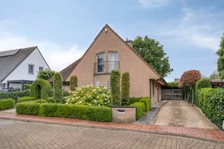 Gelegen in een cul-de-sac residentiële wijk, profiteert deze instapklare villa van een schitterende locatie. Alle nodige faciliteiten bevinden zich in de dichte nabijheid (Brugge centrum, invalswegen, handelszaken, scholen,...). De woning is gelegen op een perceel van 729 m² met zonnige zuidwestelijke oriëntatie. Indeling als volgt:Gelijkvloers:- Inkomhal met vestiaire en gastentoilet- Leefruimte met gashaard en zicht op de tuin- Ruime hoogwaardige keuken voorzien van alle toestellen- Polyvalente ruimte (bureau, slaapkamer, hobbyruimte,...)- Wasplaats/berging1ste verdiep:- Nachthall- 4 slaapkamers (waarvan 1 met aansluitende dressing)- 2 badkamers- ToiletExtra's:- Knap aangelegde tuin - Ruime oprit met voldoende parkeergelegenheid- Aparte staanplaats met laadpaal- Zolder goed voor stockage- Carport Bestuursmaatregelen in het maatregelenregister: in aanvraag
