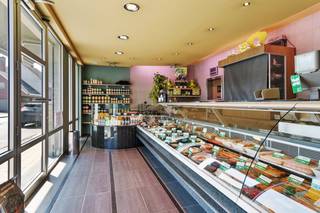 At a central location in the heart of Sint-Denijs, we find this unique property with a combination of a cozy home and a fully equipped...