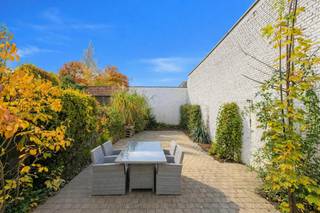 Deze centraal gelegen en energiezuinige herenwoning met art-deco elementen wordt te koop aangeboden in de Guido Gezellelaan te Sint-Niklaas. Zoekt...