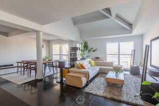 Dit ruim en luxueus afgewerkt duplex appartement van maar liefst 144 m² is gelegen op een bijzonder gunstige locatie in Burcht. Het...