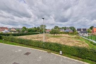 <strong>Rustig gelegen perceel bouwgrond op een residentiële locatie in een doodlopende straat</strong>. Op de Vuurjufferstraat ter hoogte van huisnummer 14 bieden dit perceel bouwgrond aan, geschikt voor het bouwen van een woning in halfopen bebouwing. Hier is het veilig wonen in een verkeersluwe omgeving in een doodlopende straat. Op enkele minuten gelegen van de Halveweg, waardoor de verbinding met alle faciliteiten gegarandeerd is. De overige 3 loten uit deze verkaveling worden ook te koop aangeboden via ons kantoor.<br /><br />Het verkavelingsplan en de bijhorende bouwvoorschriften kan je bekijken onder "downloads".<br /><br /><span><span>L</span><span>ot 2</span></span><strong> </strong>heeft een perceeloppervlakte van <span>4a37ca</span> groot.<br /><br />De beknotte bouwvoorschriften zijn als volgt:<br />- inplanting van het gebouw op min. 6m uit van de rooilijn en minstens 3m van de zijdelingse perceelsgrens <br />- geschikt voor het bouwen van een eengezinswoning, zorgwoning toegelaten<br />- bijgebouwen kunnen opgericht worden als bijv. berging, maar niet als garage<br />- minstens 1 garage/geïntegreerde carport dient te worden voorzien in het hoofdvolume<br />- bouwdiepte van max. 15m op het gelijkvloers, max. 12m op de verdieping<br />- 2 bouwlagen met plat dak of zadeldak (het gabarit tussen de 2 halfopen bebouwingen moet op elkaar aansluiten, dit van de eerst vergunde woning is bepalend)<br /><br /><span>Op zoek naar een mooi perceel bouwgrond om je droomwoning te realiseren? Contacteer ons voor meer info op 011/39 90 50 of info@jansenrealestate.be</span><br /><br /><span>Wij ontzorgen je ook voor de </span><strong>verkoop </strong><span>van je </span><strong>huidige woning</strong><span>!</span><strong> </strong><span>Voor meer uitleg helpen we je graag verder.</span>