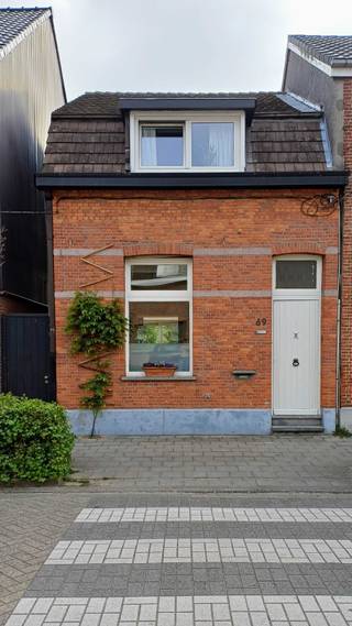 Op zoek naar een woning waar karakter, comfort en functionaliteit samenkomen? Deze charmante halfopen bebouwing in de Kuipersakkerstraat biedt een unieke combinatie van een sfeervolle tuin, praktische (werk)ruimtes en een degelijke renovatiebasis op een uitstekende locatie nabij het centrum van Schoten.<br /><br />De woning dateert oorspronkelijk van 1930, maar werd in 2005 grondig gerenoveerd en ook daarna gebeurden nog renovaties aan de woning. Hierdoor geniet u vandaag van de charme van een oudere woning, gecombineerd met het comfort van latere aanpassingen. De EPC score was 346 (kwh/m2 jaar), ondertussen zijn de meeste ramen vervangen door hoogrendementsglas en is ook de gasketel vernieuwd.<br /><br />Bij het binnenkomen wordt u verwelkomd in een gezellige leefruimte met houten vloer, die doorloopt naar de keuken en lichtrijke zitplaats met schuifraam dat direct toegang biedt tot het terras. De keuken, die in 2014 deels werd vernieuwd, is functioneel ingericht en biedt alle nodige comfort. Vanuit de leefruimte en keuken heeft u een mooi zicht op de tuin, wat zorgt voor een open en rustgevend gevoel.<br /><br />De tuin vormt een grote troef van deze woning. Op het perceel van 386 m² geniet u van een charmante en private buitenruimte waar het heerlijk vertoeven is – ideaal voor ontspanning, tuinieren of lange zomeravonden met familie en vrienden.<br /><br />Met een bewoonbare oppervlakte van ca. 125 m² beschikt de woning over twee slaapkamers. De mezzanine boven de tweede slaapkamer, biedt een bijkomende, compacte ruimte die flexibel kan ingevuld worden als berging, speelhoek of creatieve plek. De badkamer werd vernieuwd in 2023.<br /><br />Een grote meerwaarde is de aparte bureauruimte, perfect voor thuiswerk of zelfstandige activiteiten. In combinatie met de aanwezige werkplaats en de praktische zij-ingang biedt deze woning een zeer aangename flexibiliteit voor wie wonen en werken wil combineren. Er is ruim plaats voor meerdere fietsen.<br /><br />In de woning is ook een droge kelder aanwezig.<br />