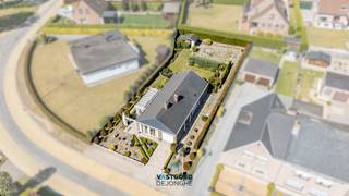 Gelegen nabij het centrum van Eke en in een rustige straat treffen we deze te renoveren open bebouwing aan.

De woning heeft de volgende indeling: inkomhal met apart gastentoilet, lichtrijke woon- en eetkamer, volledig geïnstalleerde keuken, drie volwaardige slaapkamers en een badkamer met lavabo en bad.

Verder is er nog een veranda, berging en een zolder die toegankelijk is via de inpandige garage met wasplaats.

Troeven: bereikbaarheid, lichtrijk, locatie,...

Renovatieverplichting: ja.

Voor meer informatie of een bezoek kan u terecht bij Evy Dhondt via evy@vastgoeddejonghe.be.

Alle dossierstukken kan u downloaden op onze website: www.vastgoeddejonghe.be.