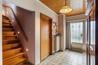 Deze instapklare woning is gelegen in het landelijke Bertem, op fietsafstand van Leuven en in de nabijheid van scholen, winkels, openbaar vervoer en de op- en afritten van de E314 en E40. Een ideale combinatie van rust, bereikbaarheid en comfort.<br /><br />Op de gelijkvloerse verdieping kom je binnen via de inkomhal met afzonderlijk gastentoilet. De woning biedt hier een volwaardige woonindeling, met een lichtrijke leefruimte en een open keuken, een praktische wasberging, twee slaapkamers (waarvan één momenteel ingericht als bureau) en een badkamer. Hierdoor is gelijkvloers wonen perfect mogelijk.<br /><br />Via de vaste trap bereik je de eerste verdieping, waar de overloop toegang geeft tot een bureauruimte voorzien van ingemaakte kasten, de master bedroom met dressing, een tweede badkamer en een extra zolderkamer.<br /><br />Langs de linkerzijde van de woning bereik je via een automatische poort de ruime oprit, waar plaats is voor meerdere wagens. Daarnaast is er een afzonderlijk garagegebouw, ideaal voor het stallen van fietsen en tuinmateriaal. Achteraan geniet je van een gezellig terras en een tuin met open zicht op de achterliggende weide — een echte troef voor wie houdt van rust en groen.<br /><br />De woning is bovendien uitgerust met tal van comfort- en energiebesparende voorzieningen, waaronder gevulde spouwmuren, een kruipkelder, een vernieuwd dak met isolatie (2010), een recente gasketel (2015), 24 zonnepanelen en een elektrische zonneboiler van 300 liter.<br /><br />Lijkt deze instapklare woning op een top-locatie echt iets voor jou? Aarzel dan niet en contacteer ons vandaag nog voor een bezoek ter plaatse via Jan Schrijvers via 0495 18 95 81 of janschrijvers@immojanstas.be.<br /><br />Bijkomende info (EPC, bodemattest, stedenbouwkundige inlichtingen,...) kan U hieronder downloaden ↓.