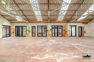 Bent u op zoek naar een uniek magazijn gecombineerd met een stijlvolle kantoorruimte? Dan is deze locatie zeker een bezoek waard!Bij binnenkomst...