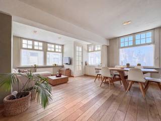 <p>** NIEUWE VOORWAARDEN **<br /><br />Halfopen, gerenoveerde stadswoning in het historische hart van Brugge, met een veelzijdige indeling, zuidwestgericht dakterras van 22 m² en vaste parkeerplaats voor de woning.<br /><br />De woning omvat volgende indeling: <br />Gelijkvloers: inkomhal - lichtrijke leefruimte met eetruimte en een volledig uitgerust open keuken met kookeiland - toilet - extra polyvalente ruimte, die naar eigen wens kan worden ingericht als slaapkamer, hobbyruimte, bureau, praktijkruimte of kan ingericht worden tot inpandige garage - afzonderlijke fietsenberging of ontvangstruimte met een eigen toegang tot de straat.<br />Eerste verdieping: zuidwest gericht dakterras (22 m²) met ingemaakte buitenkasten - nachthal - 2 slaapkamers waarvan 1 slaapkamer met dressing en badkamer voorzien van ligbad, douche en enkele lavabo. <br />Tweede verdieping: ruime slaapkamer met een authentieke balkenconstructie die het karakter van de woning extra benadrukt. Daarnaast is er toegang tot een praktische kruipzolder. De mogelijkheid is er om extra sanitair of een bijkomend toilet te installeren.<br /><br />Deze halfopen woning onderging in 2014 een grondige renovatie, waarbij onder meer nieuwe ramen met hoogrendementsbeglazing werden geplaatst en voorzien van rolluiksysteem, een condenserende cv-ketel werd geïnstalleerd en de keuken en badkamer werden gemoderniseerd. Ook het dakterras werd volledig vernieuwd. Mogelijkheid tot plaatsing van zonnepanelen op de achtergevel, met potentieel voor een verdere optimalisatie van de energie-efficiëntie.<br /><br />*** Deze eigendom wordt aangeboden volgens de verkoopmethode ‘startprijs’. De vermelde startprijs vormt geen aanbod tot verkoop, maar geldt als uitnodiging om tot een prijsvoorstel over te gaan. U kunt vanaf deze startprijs een voorstel indienen, dat vervolgens al dan niet door de eigenaar kan worden aanvaard. Heeft u nog vragen over deze verkoopmethode? Neem gerust contact met ons op. ***<br /><br />Voor verdere informatie of vrijblijvend bezoek contacteer Céline op 0476/60 60 23 of mail naar celine@immax.be</p>