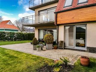 Ruim en uiterst zonnig tuinappartement gelegen aan rustige straat. Indeling: inkom, woonkamer met toegang tot het zonneterras en de mooie tuin(...