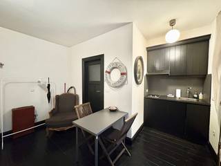 Deze kleine maar praktische, gemeubelde studio is gelegen op de eerste verdieping (geen lift), in de levendige en gegeerde buurt van Antwerpen-Zuid. De studio beschikt over een slaapruimte met open keuken en een badkamer uitgerust met douche, lavabo en toilet. Daarnaast is er een gezellige koer, ideaal om even te ontspannen.<br /><br />Opmerking: Geen aansluiting voor een wasmachine aanwezig.<br /><br />Dankzij de centrale ligging bevindt u zich op wandelafstand van winkels, trendy cafés en het openbaar vervoer.<br /><br />Huurprijs: €1000,00/maand inclusief kosten (water, verwarming en elektriciteit) . <br /><br />De studio is beschikbaar vanaf 01/03/2026<br /><br />Voor meer informatie of om een bezoek in te plannen, kan u ons contacteren via 03 203 02 02 of immo@sidimex.be