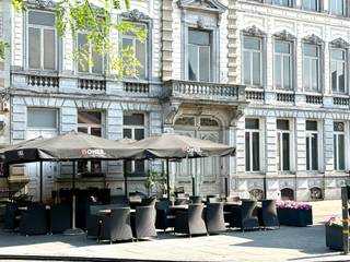 UNIEK gelegen op de MARKT van RONSE: prachtige HERENWONING met enorm veel potentieel. Deze prachtige neoclassicistische herenwoning vormt...