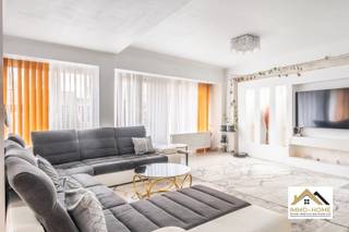 Dit appartement is gelegen op de tweede verdieping van het complex, en bereik je via de gemeenschappelijke trap. Deze brengt je tot in een...