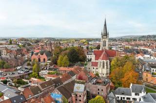 Kom zeker een bezoek brengen aan dit historisch pand gelegen op wandelafstand van de grote markt. <br />Ruim, met drie bouwlagen onder zadeldak en volledig onderkelderd. Bewoonbare oppervlakte van 300 m² met een dakterras van 33 m² met prachtige zichten over de stad. <br />Ideaal gelegen dichtbij alle faciliteiten van de stad. Geen wagen en geen fiets nodig. Hier kan alles te voet.<br /><br />Indeling gelijkvloers : inkomhal, enkele trapjes, dan de open leefruimte met living met inbouwcassette, eetplaats en moderne ingerichte keuken met industriële look. <br />Eerste verdieping: ruim toilet met extra mogelijkheden, enkele trapjes, 2 grote slaapkamers.<br />Tweede verdieping: badkamer, enkele trapjes, 2 grote slaapkamers, 1 dressing.<br />Derde verdieping: toegang tot het terras, enkele trapjes, groter zolder met veel ruimte en potentieel.<br />Kelder : ideaal als berging en technische ruimte.<br />Er is een aparte ruimte voorzien voor de fietsen en vuilbakken.<br /><br />Troef: geen renovatie plicht omdat deze woning op de lijst van het erfgoed staat.<br />EPC E, aan rand van D. Een nieuwe verwarmingsketel op gas is hier de beste oplossing. <br />De woning is asbestveilig. Het dak werd vernieuwd. Overal recente dubbele beglazing.<br /><br />Deze woning kan ook dienen als kantoren, vakantiewoning, familiale woning. <br /><br />De eigenaars van deze voormalige directeurswoning en Vakmans Vastgoed heten u van harte welkom. Voor een bezoek, neem contact op met Fabienne op het nr 0475/34.00.40<br />