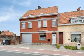 Deze ruime en veelzijdige eigendom biedt een bijzonder interessant potentieel voor wie op zoek is naar een woning met veel ruimte en verschillende gebruiksmogelijkheden. Dankzij de ruime indeling, de grote tuin en de goede bereikbaarheid is dit een eigendom die perfect kan worden afgestemd op de noden en wensen van de toekomstige eigenaar.<br /><br /><strong>Ligging:</strong> Deze eigendom bevindt zich in Beveren en geniet van een vlotte verbinding met het centrum en de omliggende gemeenten. Dankzij de nabijheid van de E403 en belangrijke invalswegen is zowel Roeselare als de ruimere regio vlot bereikbaar. In de directe omgeving bevinden zich verschillende handelszaken, scholen en andere dagelijkse voorzieningen. Een praktische ligging die rust en bereikbaarheid mooi combineert.<br /><br /><strong>Indeling van het pand:</strong><br /><u>Gelijkvloers</u>: Via de inkomhal komt u in de woon- en eetkamer met aansluitend de geïnstalleerde keuken. Verder beschikt het gelijkvloers over een berging en wasplaats. Daarnaast is er een uitzonderlijk ruime polyvalente ruimte van circa 144 m², die momenteel nog is ingericht als voormalig kinderdagverblijf en tal van mogelijkheden biedt. <br /><u>Eerste verdieping</u>: Op de eerste verdieping bevindt zich de nachthal met toegang tot drie ruime en lichtrijke slaapkamers en een badkamer. De slaapkamers bieden voldoende ruimte en kunnen naar eigen wens worden ingericht.<br /><u>Tweede verdieping</u>: De zolderverdieping is volledig geïsoleerd en afgewerkt en is bereikbaar via een vaste trap. Deze ruime extra verdieping biedt nog verschillende mogelijkheden, bijvoorbeeld voor het creëren van bijkomende kamers, een hobbyruimte, bureau of andere polyvalente ruimte.<br /><u>Buitenruimte</u>: De woning beschikt over een aangename, volledig omheinde tuin met aangelegd terras. Deze ruime buitenruimte vormt een mooie meerwaarde voor de woning en biedt voldoende plaats om te genieten van het buitenleven.<br /><br /><strong>Troeven:</strong>
<ul>
<li>Zeer ruime eigendom met een veelzijdige indeling.</li>
<li>Tal van mogelijkheden dankzij de verschillende polyvalente ruimtes.</li>
<li>Drie slaapkamers en een ruime zolderverdieping.</li>
<li>Grote, volledig omheinde tuin met terras.</li>
<li>Goede bereikbaarheid dankzij de nabijheid van de E403 en belangrijke invalswegen.</li>
<li>Ideaal voor wie op zoek is naar veel ruimte en flexibiliteit.</li>
</ul>
Bent u op zoek naar een ruime en veelzijdige eigendom met een grote tuin en tal van mogelijkheden? Contacteer ons kantoor voor meer informatie of plan een vrijblijvend bezoek via 051/201.400 of info@dicasa.be.