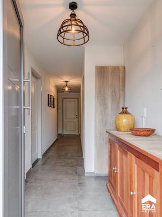 [[ DIT PAND NEEMT DEEL AAN DE ERA OPEN HUIZEN DAG OP 13/6 VAN 16:00 TOT 17:00 ]]
<p>Gezellige, landelijk gelegen woning met 3 slaapkamers op een prachtige groene locatie. De woning ligt in een residentiële wijk in een doodlopende straat en is dicht bij diverse wandel-&amp;amp; fietsroutes, winkels en scholen gelegen. De Nederlands grens ligt op een steenworp van de woning.<br />Omwille van de aanwezigheid van 3 slaapkamers en de badkamer op het gelijkvloers, leent deze woning zich ideaal tot gelijkvloerse bewoning.<br /><br /><u><strong>Enkele troeven:</strong></u></p>

<ul><li>Zeer rustige en groene omgeving in een doodlopende straat</li><li>Gelijkvloerse woning</li><li>3 slaapkamers</li><li>Gunstig EPC: label B, 153 kWh</li><li>Volledig vernieuwd door de huidige eigenaar (dak, ramen, vloeren,...)</li><li>Schitterende leefveranda van 38m²</li><li>Batterij van 10kWh</li></ul>

<p><strong>Indeling:</strong><br />-Gelijkvloers: inkomhal, woonkamer, keuken, veranda, nachthal, slaapkamer 1, slaapkamer 2, slaapkamer 3, badkamer, apart toilet, wasplaats<br />-Zolder: bergzolder via vlizotrap<br />-Kelder: kruipkelder<br />-Buiten: omheinde tuin, tuinberging, zonnig terras</p>