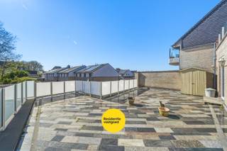 In het hart van Oudenburg bevindt zich dit verzorgd 2-slaapkamerappartement met een uitzonderlijk groot en zongericht terras van maar liefst 63 m². Een echte buitenoase midden in het centrum, ideaal om in alle rust van de zon te genieten.<br /><br />Het appartement is gelegen in een gebouw van 1996 en beschikt over een bruikbare vloeroppervlakte van 96 m². <br /><br />Bij het betreden van het appartement kom je in de inkomhal met een apart gastentoilet en lavabo. De ruime en lichtrijke leefruimte is afgewerkt met een tegelvloer en beschikt over videofonie en een schouw met elektrische kachel. Aansluitend bevindt zich de open keuken, die praktisch is ingericht met een granieten werkblad, elektrische kookplaat, dubbele spoelbak, vaatwasmachine, combi-oven en frigo.<br /><br />Verder is er een berging/wasplaats met aansluiting voor de wasmachine, boiler en zekeringskast. Via de nachthal bereik je de twee slaapkamers, die beide toegang geven tot het ruime terras. De badkamer is uitgerust met een ligbad, douchecabine en een dubbele lavabo met meubel.<br /><br />Dankzij de centrale ligging, het grote zonneterras en de twee volwaardige slaapkamers is dit appartement bijzonder geschikt als eigen woonst of als interessante investering!<br /><br />Interesse? Contacteer ons en plan uw bezoek in!