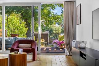 Achter de gevel van deze karaktervolle rijwoning schuilt een erg gezellige gezinswoning. Met behoud van authentieke elementen, oog voor lichtinval en ruimte-optimalisatie werd deze woning zeer knap gerenoveerd.<br />Via de inkomhal betreed je de ruime keuken waar het een plezier is om te koken. Aansluitend kom je in de eetplaats, waarna je in de gezellige ruime zithoek terechtkomt, die via een groot schuifraam directe aansluiting vindt met de mooie tuin. Het betreft een grote stadstuin waar het heerlijk vertoeven is en de nodige privacy biedt.<br />Op het gelijkvloers bevindt zich tevens een praktische berging met aansluitingen voor wasmachine/droogkast, voorraadruimte en toegang tot de kelder. <br />Op de tussenverdieping bevindt zich de mooie en recent gerenoveerde badkamer met ligbad en douche. De eerste verdieping bestaat uit twee slaapkamers, waarvan één met dressing. <br />Op de bovenverdieping bevindt zich de master bedroom met knappe plafondhoogte.<br />De woning werd voorzien van airco alsook zonnepanelen dewelke mooie troeven zijn. Het energielabel A is met het oog op de toekomst en duurzaamheid een enorme plus.<br />Heb je interesse in deze gezinswoning? Laat de beelden voor zich spreken en contacteer ons voor een bezoek ter plaatse. info@covas.be // 016 40 60 20 // www.covas.be