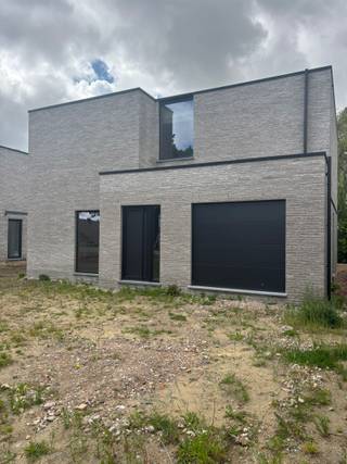 Gelegen in het gehucht van Zonnebeke, de 'Bresende', vlakbij de verbindingsweg richting Passendale - Moorslede en Ieper mag ik met uitermate...