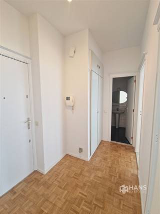 <p><span>Goed gelegen 1-slaapkamer appartement in het centrum van Antwerpen stad.</span></p><p><span> </span></p><p><span>Indeling: </span></p><p><span> </span></p><p><span>Inkomhal voorzien van een ingemaakte kast.</span></p><p><span>Zonnige leefruimte van 20m² voorzien van een parketvloer.</span></p><p><span>Keuken van 7m² voorzien van een ijskast met vriesvak, ingebouwde oven en elektrisch kookvuur.</span></p><p><span>Ruime slaapkamer van 12.5m² op een parketvloer.</span></p><p><span>De badkamer van 4.5m² is voorzien van een ligbad, enkel meubel met hangspiegel, toilet verder is er ook een aansluiting voor een wasmachine.</span></p><p><span> </span></p><p><span>Extra: </span></p><p><span> </span></p><p><span>Gunstig EPC van 104 kWh/m², 20221130-0002740772-RES-1</span></p><p><span>Vaste kosten: €100 (provisie verwarming, provisie warm/koud water, onderhoud algemene delen, onderhoud lift) </span></p><p><span>Dichtbij openbaar vervoer en parken, vlakbij belangrijke invalswegen in Antwerpen. </span></p><p><span>Voor heel ons aanbod of een gratis schatting ga naar www.hansimmo.be of neem contact op met 03/290.30.30 of vraag het aan uw persoonlijke makelaar.</span></p><p><span> </span></p>