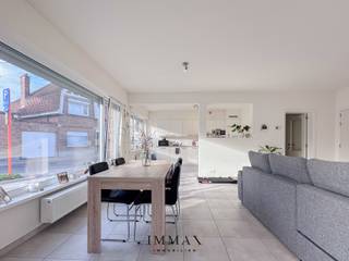 Dit vernieuwde gelijkvloers appartement is gelegen in een rustige en aangename woonomgeving in Assebroek, waar u in alle sereniteit kan genieten...