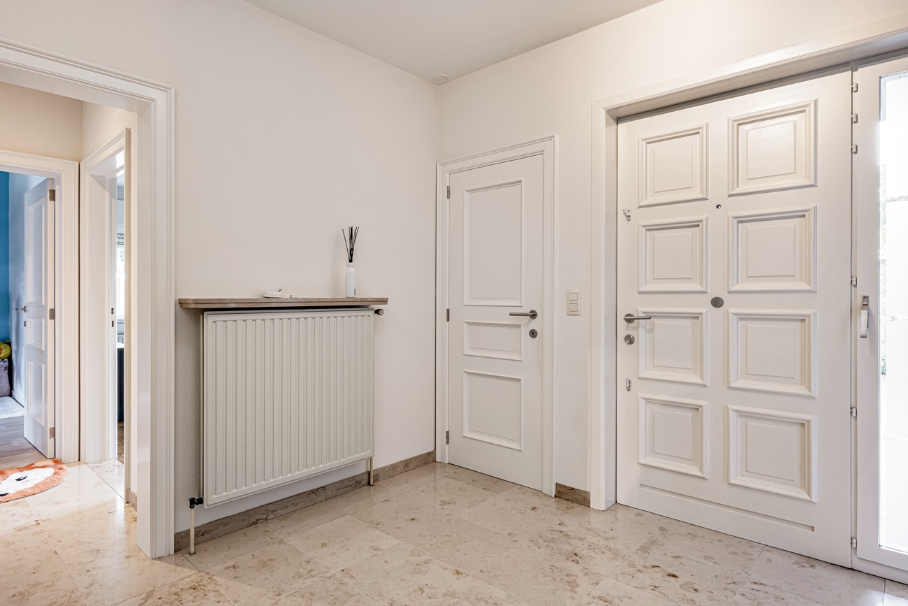 Degelijke open gelijkvloerse woning met inpandige garage en grote tuin op een rustige locatie nabij het centrum van Oostakker! - foto 5