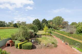 <p>Deze prachtige villa is gelegen aan de Grote Baan in Herdersem, op slechts 4 km van de Grote Markt van Aalst en biedt een perfecte combinatie van klassieke Art Deco-charme en modern comfort. <br /><br />De villa is gelegen op een perceel van bijna 30 are en kijkt uit op de velden.<br /><br />Aan de straatkant is de woning afgesloten met een elektrische poort waardoor privacy gewaarborgd is. Achter deze poort is ruime parkeergelegenheid voor minstens zes auto's en ook een carport.<br /><br />De voorbije jaren werden heel wat renovaties uitgevoerd. Zo werd in 1997 een grondige renovatie doorgevoerd en sedertdien werd ook oa een nieuw dak, zonnepanelen met thuisbatterij, nieuwe gevelbekleding in crepie, airco-inverters, een nieuw terras achteraan én een nieuwe hyper-geïnstalleerde keuken en badkamer geplaatst.<br /><br />Op het gelijkvloers is er een royale inkomhal met gastentoilet, een woonkamer, eetkamer, keuken voorzien van alle snufjes, een wasplaats en een bureau. Door de indeling kan de woning ook gebruikt worden bv als dokterswoning. Achter de woning werden tuin en twee terrassen aangelegd. Ideaal om te genieten van de rust die je hier hebt. Honger? De gemetste pizza-oven komt zeker van pas, maar ook de druivelaar en fruitbomen zijn leuk meegenomen. <br /><br />Er is aan droge kelder waar de verwarmingsinstallatie staat en ook bergplaats en wijnkelder.<br /><br />Op de eerste verdieping treffen we twee grote en twee kleinere slaapkamers, een afzonderlijke<br />dressing en een badkamer voorzien van toilet, douche, wastafel en bad met jacuzzifunctie.<br /><br />Op de tweede verdieping is de 5de slaapkamer te vinden. Een echte balzaal die zeker nog kan opgedeeld worden indien nodig.<br /><br />* Gunstig epc<br />* prachtige ligging en perceel<br />* véél ruimte (binnen én buiten) én parkeergelegenheid<br />* grote renovatiewerken reeds uitgevoerd (dak, crepie, zonnepanelen, keuken,...)<br /> </p>
<p>Met zijn aantrekkelijke ligging en ruime indeling is deze villa een uitgelezen kans voor wie op zoek is naar een sfeervolle woning met volop mogelijkheden. Neem gerust contact met ons op voor meer informatie of om een bezichtiging in te plannen.</p>