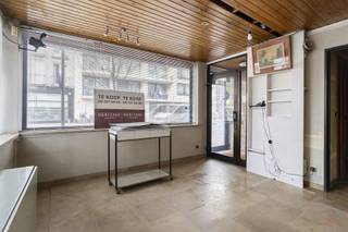 <p>Ontdek deze veelzijdige opportuniteit: een ruim appartement met handelsruimte, strategisch gelegen in Oostende. Dit pand combineert wonen en werken op één adres en biedt tal van mogelijkheden voor zelfstandigen, vrije beroepen of investeerders die op zoek zijn naar een multifunctioneel eigendom.</p><p>De handelsruimte op het gelijkvloers geniet van een uitstekende visibiliteit langs een drukke invalsweg, terwijl het woongedeelte zich op de bovenliggende verdiepingen bevindt en zo voldoende privacy biedt. Dankzij de royale ruimtes, meerdere slaapkamers en badkamers is dit appartement ook perfect geschikt voor grotere gezinnen.</p><p>Op de eerste verdieping bevinden zich de inkomhal, een keuken, een praktische bergruimte en een aangename leefruimte. De tweede verdieping beschikt over vier slaapkamers, twee badkamers en een apart toilet. Als extra troef is er een privatief dakterras, ideaal om in alle rust buiten te genieten. Bovendien is er een garage aanwezig die optioneel aan te kopen is voor een bedrag van 85.000 euro.</p><p><span>Indeling.</span><br />- Gelijkvloers: handelsruimte + garage met automatische poort<br />- 1ste verdieping: inkomhal, keuken, bergruimte, woonkamer<br />- 2de verdieping: vier slaapkamers, twee badkamers, apart toilet<br />- Privatief dakterras</p><p><span>Troeven</span><br />- Combinatie van handels-/ en woonruimte<br />- Vier slaapkamers en twee badkamers<br />- Privatief dakterras<br />- Gunstige locatie</p><p><span>Contact</span><br />Interesse? Neem contact op met Els:<br />0496 10 65 76<br />els@heritagevastgoed.be</p><p><span>Informatie</span><br />- Type: appartement met handelsruimte<br />- Stedenbouwkundige inlichtingen: Vg – Wg – Gmo – Gvkr – Gvv<br />- De bovenvermelde oppervlakte betreft de bruto-oppervlakte, zoals vermeld in het EPC-attest.</p>