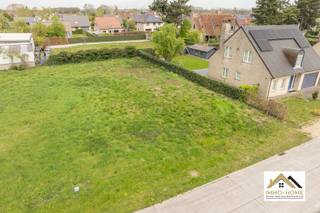 Ruime bouwgrond van 714m2 op topligging te Lochristi, het linkse perceel!! Deze bouwgrond is bestemd voor een open bebouwing. Meer info via mail naar info@immo-home.be, geen telefonische inschrijvingen! Volg ons op Fb en insta. Voor meer info: www.immo-home.be GRATIS SCHATTING GRATIS FINANCIEEL ADVIES