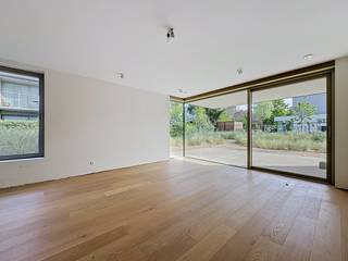 6% BTW mogelijk.  Gelijkvloers appartement met terras en tuintje gelegen in de Residentie AQUILO, een stijlvolle nieuwbouwresidentie waar comfortabel wonen en de charme van de Belgische kust samenkomen. Het project bestaat uit 16 moderne appartementen met twee of drie slaapkamers, elk afgewerkt met duurzame en kwalitatieve materialen.  De woonruimtes zijn ruim opgevat en baden in een sfeer van rust, licht en verfijning. Voor de appartementen op de tweede verdieping is een ruime zolderberging inbegrepen, wat zorgt voor extra praktische opbergruimte.  Bij het ontwerp werd niet alleen aandacht besteed aan esthetiek en comfort, maar ook aan energieprestaties en duurzaamheid. Elke woonunit beschikt over eigen zonnepanelen en wordt uitgerust met een warmtepomp, performante isolatie en een ventilatiesysteem D, wat bijdraagt aan een energiezuinige en toekomstgerichte woonkwaliteit.  Ondergronds is er de mogelijkheid om een afgesloten garage of private berging bij te kopen.  Ref. Aquilo 154 00.02