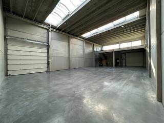 Deze uitstekend gelegen recente KMO-unit op bedrijventerrein De Grote Nest in Evergem biedt een veelzijdige ruimte voor opslag en/of atelieractiviteiten.<br />De loods van 350 m² beschikt over een mezzanine van 72 m² en drie privatieve parkeerplaatsen.<br /><br />Dankzij de ligging op slechts enkele kilometers van de R4 geniet u van een vlotte verbinding richting Zelzate, Gent en de E40/E17.<br /><br />De geïsoleerde loods is opgebouwd uit een betonstructuur met een betonnen dak en betonnen binnen- en buitenwanden.<br />Een vrije hoogte van circa 7 à 8 meter biedt tal van gebruiksmogelijkheden.<br />
<ul>
<li>Twee sectionaalpoorten en een afzonderlijke toegangsdeur</li>
<li>Gepolierde betonvloer</li>
<li>Lichtstraat voor natuurlijke lichtinval</li>
<li>Ledspots</li>
<li>Eigen sanitair</li>
<li>Mezzanine van 72 m²</li>
<li>Beschikbaar vanaf 01/11/2026</li>
</ul>
<br />De huurprijs is exclusief btw, onroerende voorheffing en gemeenschappelijke (50 €/maand) en privatieve kosten.<br />Interesse? Een bezoek is mogelijk op afspraak met Thomas - 0475 32 51 89.