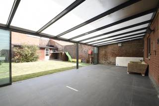 Droom jij van wonen op een uiterst rustige locatie, met alle ruimte om binnen én buiten te genieten?<br />In dit royale gelijkvloers appartement in de Olympiastraat te Rupelmonde wordt dat jouw nieuwe thuis.<br /><br />Met maar liefst <strong>125 m² bewoonbare oppervlakte</strong>, een gigantisch <strong>overdekt terras van 9 m op 4 m</strong> én een zonnige tuin met tuinhuis, biedt dit appartement alle troeven voor wie houdt van comfort, rust en buitenleven. Voeg daar nog een <strong>grote garage</strong> en een <strong>uitstekende EPC-score</strong> aan toe, plus een ruime parking voor de deur, en je weet: dit is een zeldzame vondst.<br />Wel delen we mee dat het appartement een opfrissing kan gebruiken – de perfecte kans dus om er volledig jouw eigen stijl in te brengen.<br /><br />Bij binnenkomst verwelkomt de ruime inkomhal je met vestiairekasten en een apart toilet. De lichtrijke woonkamer sluit naadloos aan op de vernieuwde keuken, die volledig is uitgerust en uitgeeft op een handige berging.<br /><br />Het appartement beschikt over <strong>drie volwaardige slaapkamers</strong> en een badkamer met inloopdouche, lavabomeubel en een tweede toilet.<br />Buiten wacht <strong>het overdekte terras </strong>dat grenst aan de tuin, ideaal om het hele jaar door van de buitenlucht te genieten. Via het terras bereik je de garage en nog een extra bergplaats – een zee aan opbergruimte dus.<br /><br /><strong>Extra troeven</strong>:
<ul>
<li>125 m² bewoonbare oppervlakte</li>
<li>Overdekt terras van 36 m² en zonnige tuin met tuinhuis</li>
<li>Grote garage en aparte bergplaats</li>
<li>Vernieuwde keuken met alle comfort</li>
<li>Uitstekende EPC-score</li>
<li>Ingebouwde kasten en bergruimte</li>
<li>Grote parking voor de deur</li>
<li>Gelegen in een rustige straat</li>
</ul>
<br />Bron bewoonbare oppervlakte : EPC - certificaat<br /><br />Ben je op zoek naar een luxueuze woonst met comfort, ruimte en een uitzicht dat élke dag weet te bekoren? Neem dan snel contact met ons op voor een bezoek!<br />Ben je ook van plan jouw eigendom te verkopen? Maak een afspraak voor een gratis schatting, wij maken er samen een succesverhaal van.