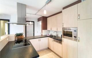 <p><span>Profitez chaque jour de l'ambiance de vacances dans ce joli appartement meublé !<br /></span><span>Rêvez-vous d'un séjour dans une oasis de calme avec le confort d'un complexe touristique ? Cet appartement, situé dans une résidence privée avec piscine, offre tout ce dont vous avez besoin pour un séjour sans souci.<br />Avec 2 chambres spacieuses, un espace intermédiaire avec un lit superposé supplémentaire, une salle de bains et un salon agréable avec cuisine ouverte entièrement équipée, c'est l'endroit idéal pour vous détendre et profiter avec votre famille.<br />La terrasse donne sur la piscine commune accueillante – un cadre idéal pour se détendre.<br />En tant que résident, vous bénéficiez exclusivement du luxe de la piscine, idéale pour une baignade rafraîchissante lors des journées ensoleillées. De plus, cette résidence est située dans un emplacement privilégié : un environnement calme et verdoyant avec toutes les commodités de Bredene à portée de main.<br />À distance de marche d'un parc, d'un mini-golf, du centre Staf Versluys, entre les dunes et le centre.</span></p><p><span> </span></p><p><span>Confort supplémentaire avec parking et espace de rangement</span><span><br />Une place de parking extérieure supplémentaire est disponible pour €22.000 . Une place de parking souterraine avec un spacieux espace de rangement est à vendre pour €30.000 .<br />Ne manquez pas cette opportunité unique et venez découvrir cet appartement exceptionnel ! </span></p><p><span> </span></p><p><span>Rendement<br /></span><span>De plus, vous pouvez obtenir un rendement supplémentaire en louant l'appartement via une agence de location, tout en en profitant vous-même pendant les périodes que vous choisissez !</span></p><p><span> </span></p><p><span> </span></p><p><span> </span></p>