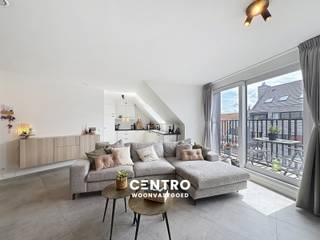 RECENT (°2022) centraal gelegen appartement met 2 slaapkamers en 2 badkamers, geschikt voor hoofdverblijf én als 2de verblijf!<br /><br /><strong>INDELING:<br /><u><em>Vierde verdieping:</em></u></strong><br />Inkomhal - LICHTRIJKE living - volledig ingerichte open keuken (O.a. met fornuis, dampkap, combi-oven, frigo én vaatwasmachine) - afzonderlijk gastentoilet (met lavabo) - badkamer 1 (O.a. met lavabomeubel en douche) - ruime slaapkamer - ZUIDgericht terrasje.<br /><br /><u><em><strong>Vijfde verdieping:</strong></em></u><br />Nachthal - 2de slaapkamer - 2de badkamer (O.a. met lavabomeubel, hangtoilet en douche) - wasplaats (Voorzieningen voor wasmachine en droger) - berging.<br /><br /><u><strong>Opmerkingen:<br />- Energielabel A!</strong></u><br />- Lift aanwezig.<br />- Oppervlakte: 110m2.<br />- Videofonie aanwezig.<br />- ZONNEPANELEN aanwezig.<br />- Elektriciteit volledig GOEDgekeurd!<br />- Volledig geschilderd door professionele schilder!<br />- Tevens geschikt als opbrengsteigendom.<br /><br />INSTAPKLAAR appartement met alle COMFORT op wandelafstand van de Grote Markt, de Zeedijk, het station, scholen en winkels! Aarzel zeker niet om ons te contacteren voor een bezoek ter plaatse: 050/70.01.02 - info@centro.be.