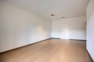 Indeling: Gelijkvloers:- lichtrijke woonkamer met toegang tot het terras - geïnstalleerde keuken - comfortabele slaapkamer- badkamer met inloopdouche, lavabo en toilet- ruim privé-terras - ondergrondse autostaanplaats Troeven:- erkende assistentiewoning - geïntegreerd communicatie- en alarmsysteem voor noodsituaties- residentie 'Drie Beuken' biedt: binnenzwembad, sauna, fitness en restaurant- aanwezige receptie voor service op maat (broodjes, kapper, pedicure, etc.)- uitstekende, centrale ligging in Kontich Bent u geïnteresseerd in deze assistentiewoning te koop in Kontich? Aarzel dan niet om contact met ons op te nemen. Wenst u uw eigendom ook te koop of te huur te stellen? We helpen u graag verder. Steeds tot uw dienst om u verder te helpen met al uw vragen over vastgoed! Bestuursmaatregelen in het maatregelenregister: nee