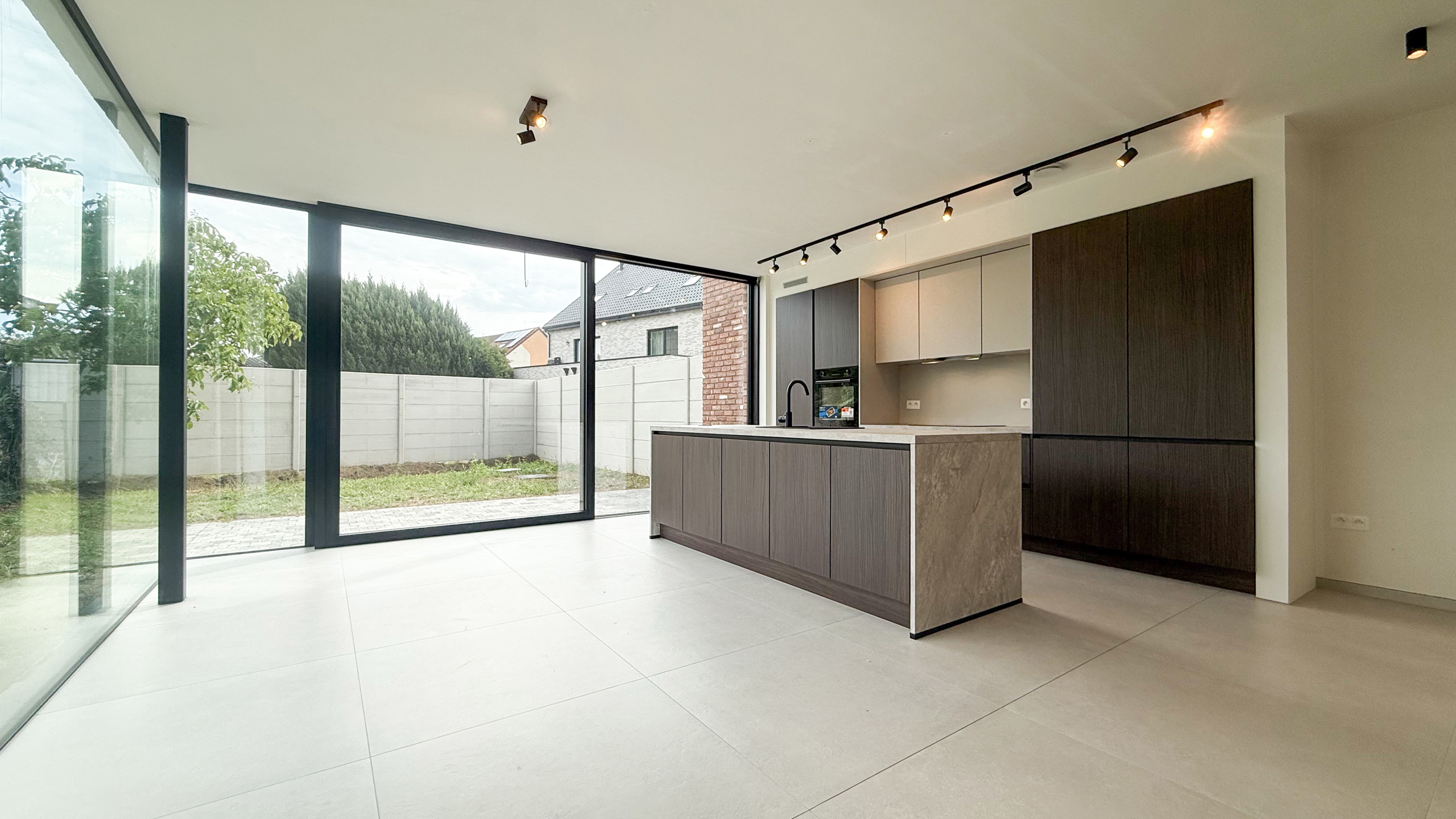 Kwalitatief afgewerkte nieuwbouwwoning op centrale ligging! - foto 4