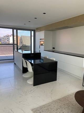 In het centrum van Sint-Niklaas hebben we deze gezellige penthouse te koop ( nog nooit bewoond geweest ).Deze heeft terrassen rondom met een totale...