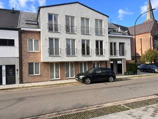 Op de 2e verdieping rechts treffen we dit ruime en instapklaar 1 slaapkamer appartement van 103 m² met leuk terras (Bj: 1998). Gesitueerd pal in het centrum van 's-Gravenwezel met winkels, openbaar vervoer en scholen op wandelafstand! <br /><br />Indeling appartement:<br />Via de verzorgde gemeenschappelijke inkomhal betreden we het appartement op de 2e verdieping via EU-conforme lift of ruime trappenhal. Privatieve inkomhal met vestiairegedeelte en apart toilet met handenwasser. Vanuit de hal is er toegang tot alle vertrekken. Vooraan bevindt zich aan de woonkamer met zithoek en eethoek, de volledig geïnstalleerde keuken met voldoende opbergmogelijkheden en eiland. Achteraan treffen we de ruime slaapkamer en een geïnstalleerde badkamer voorzien van enkele lavabo en douche-in bad. Aansluitend de berging/wasplaats. <br /><br />Bijzonderheden: <br />- Bouwjaar 2003 <br />- Aluminium raamwerk met dubbele beglazing <br />- Verwarming met accumulatoren <br />- Toplocatie pal in het centrum van 's-Gravenwezel <br />- Staanplaats bij te kopen voor 23.000€<br /><br />Ideaal appartement voor starters, alleenstaanden, koppels en tevens investeerders!<br />Momenteel bieden we nog 2 andere appartementen aan in hetzelfde gebouw. <br />Deze kunnen samen gekocht worden.