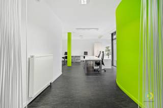 Gelegen in een rustige en toegankelijke omgeving vindt u dit veelzijdige kantoorgebouw, ideaal voor bedrijven die op zoek zijn naar een complete...