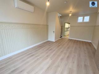 <p><span>PRACHTIGE, RUIME WONING MET 5 SLAAPKAMERS</span></p><p><span>Richtprijs : 289.000 euro</span></p><p><span> </span></p><p><span>Deze prachtige, zeer ruime, woning met 5 grote kamers is uitermate goed gelegen nabij scholen, bushalte en domein De Gavers.</span></p><p><span> </span></p><p><span>Op het gelijkvloerse verdiep is er een living, vernieuwde keuken, toilet, berging, garage met elektrische poort en overdekte koer van +- 11 m².</span></p><p><span> </span></p><p><span>Op de eerste verdieping zijn er heel grote kamers en een vernieuwde badkamer.</span></p><p><span> </span></p><p><span>Op de tweede verdieping zijn er nog 3 kamers.</span></p><p><span> </span></p><p><span>TROEVEN : </span></p><p><span>- 5 kamers</span></p><p><span>- gunstig EPC C</span></p><p><span>- Pvc ramen dubbele beglazing</span></p><p><span>- Elektriciteit conform AREI</span></p><p><span> - Warmtepomp</span></p><p><span>- Garage met elektrische poort</span></p><p><span>- Koertje waar eventueel het dak af kan gedaan worden.</span></p><p><span> </span></p><p><span>TOPPERTJE!!!</span></p><p><span> </span></p><p><span>Voor meer info of bezoek stuur een mail naar <span>sven@svena.be</span></span><span> of bel naar 0475/51.40.73.</span></p><p><span> </span></p><p><span>Stedenbouwkundige inlichtingen in aanvraag!</span></p><p><span> </span></p><p><span>De gegevens zijn louter informatief en wij kunnen niet aansprakelijk gesteld worden voor eventuele onjuistheden.</span></p><p><span>De bewoonbare oppervlakte is slechts indicatief.</span></p><p><span> </span></p>