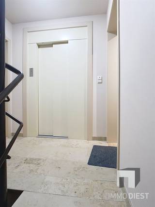 <p><span>Prachtig dakappartement van 85 m² met veel lichtinval bestaande uit twee slaapkamers en een autostaanplaats in het hartje van Halen.</span></p><p><span> </span></p><p><span>Dit appartement heeft volgende troeven:</span></p><p><span> </span></p><p><span>+ Gunstige ligging (dicht bij centrum/scholen/winkels)</span></p><p><span>+ Alles op wandelafstand</span></p><p><span>+ Woonkamer </span></p><p><span>+ Keuken</span></p><p><span>+ 2 slaapkamers<br />+ Berging</span></p><p><span>+ Lift aanwezig</span></p><p><span> </span></p><p><span>De huurprijs bedraagt €900,00 + gemeenschappelijke kosten €60,00 en provisie voor water €25,00</span></p><p><span> </span></p><p><span>Interesse in dit appartement? Aarzel niet om ons te contacteren. Wij helpen je met de glimlach verder!</span></p><p><span><br />Vul de kandidaatstelling in op ImmoDiest.be (onder te huur -> Doelstraat 12bus 4- 3545 HALEN -> ORANJE KNOP 'HUURAANVRAAG').<br />Van zodra wij deze informatie ontvangen hebben, nemen wij contact op met u.</span></p><p><span> </span></p><p><span> </span></p>