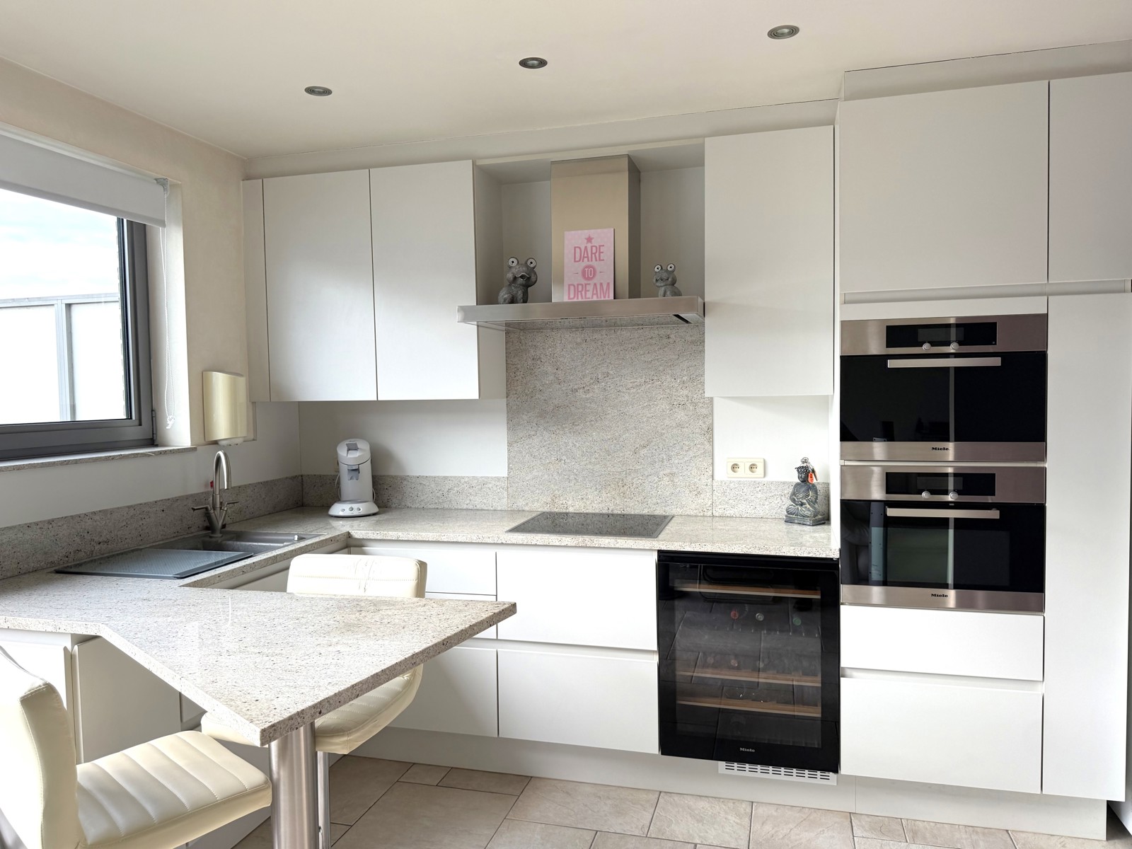 Knap afgewerkt appartement met zonnig terras en ruime garagebox - foto 4