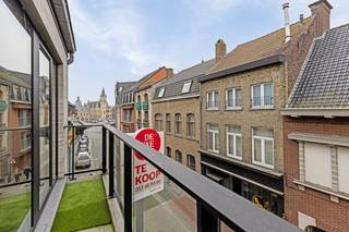 Dit appartement, met bouwjaar 2018, is gelegen in de Gasthuisstraat in Poperinge, dus pal in het centrum, vlakbij de Grote Markt en alle winkels...