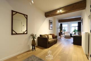 Dit mooie appartement met lift werd ingericht met kwalitatieve materialen. Het sfeervolle karakter en de luchtige ruimtes zijn zeker een troef. Op het gezellige binnenterras kan u in alle privacy genieten. <br />De ligging in het hartje van Maaseik, op wandelafstand van de markt met gezellige restaurantjes en in de nabijheid van winkels, scholen, sportcentra, … is zeker een extra troef. Er is ook een private kelder- en fietsenberging aanwezig. <br />Het appartement is momenteel verhuurd, dus ook ideaal voor de investeerder. <br /><br />=> Eerste verdieping <br />- Gezellige leefruimte met mooie eiken parketvloer<br />- Veel lichtinval in de woonkamer<br />- Authentieke elementen zichtbaar gebleven <br />- Eetruimte naast de keuken<br />- Verzorgde keuken met veel kastruimte<br />- Schuifraam naar het ingesloten terras<br />- Slaapkamer met tegelvloer en toegang naar binnenterras <br />- Deels betegelde en complete badkamer met aansluitend een grote berging/wasplaats<br />- Grote inloopdouche, ligbad en wastafel <br /><br />=> Indeling<br />- Eerste verdieping: inkomhal met lift, woonkamer, keuken, badkamer, slaapkamer, toilet, wasplaats/berging, betegeld binnenterras<br />- Kelder: Private kelderberging