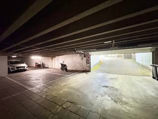 Deze staanplaats nr. 34, gelegen op een centrale en vlot bereikbare locatie te Fruithoflaan 118-120, bevindt zich in een verzorgd ondergronds garagecomplex en is momenteel verhuurd.<br /><br />De staanplaats is direct gelegen bij de inrijpoort, wat zorgt voor een bijzonder vlotte toegankelijkheid.<br /><br />Het complex heeft drie toegangen, beveiligd met een badgesysteem en camerabewaking. Twee toegangen bevinden zich aan de Fruithoflaan, de derde toegang situeert zich aan de Roderveldlaan.<br /><br />Afmetingen:<br /><br />Breedte: ca 3,00 m<br />Lengte: ca 5,75 m<br />Hoogte: ca 1,90 m<br /><br />Vraagprijs: € 18.000,00<br /><br />Interesse? Stuur een mail naar immo@sidimex.be of bel ons op het nummer 03 203 02 02.