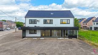 Bij ImmoFusion 7/7 “open huis” : klik op onze 3D-TOUR.<br />Ervaar vastgoed alsof je er zelf doorloopt!<br /><br />Dit veelzijdige pand biedt tal van mogelijkheden voor ondernemers en investeerders die op zoek zijn naar een combinatie van werken en wonen, of naar een interessante opbrengsteigendom.<br /><br />Het handelspand beschikt over een grote open ruimte die flexibel kan worden ingericht, bijvoorbeeld als winkel, showroom, kantoor of fitnessruimte. Daarnaast is er een aparte bureauruimte aanwezig, ideaal voor administratie of klantgesprekken. De grote keuken is voorzien van de nodige aansluitingen en biedt voldoende ruimte voor dagelijks gebruik of personeel.<br /><br />Bij het pand horen twee vergunde studio’s, gelegen op het verdiep. Beide studio’s zijn geschikt als opbrengsteigendom en kunnen, mits opfrissingswerken, een mooi rendement opleveren. Dit maakt het geheel ook interessant voor wie wil investeren in huurvastgoed.<br /><br />Het pand beschikt over een kelder, wat extra opslagmogelijkheden biedt. Rondom is er ruime parkeergelegenheid, wat zowel voor klanten als bewoners een groot pluspunt is. De ligging is bovendien uitstekend: aan een drukke verbindingsweg, met snelle toegang tot het Klaverblad en goede verbindingen naar omliggende gemeenten. In de directe omgeving bevinden zich buurtwinkels, sportfaciliteiten en andere kantoren, wat zorgt voor een levendige en commerciële sfeer.<br /><br />Pluspunten:<br />- Grote multifunctionele handelsruimte<br />- Twee vergunde studio’s met potentieel<br />- Aparte bureauruimte en ruime keuken<br />- Veel parkeergelegenheid en kelderruimte<br />- Zeer goede bereikbaarheid en ligging<br /><br />Kortom, dit handelspand met twee studio’s is een unieke kans voor wie op zoek is naar ruimte, bereikbaarheid en potentieel. Neem gerust contact op voor meer informatie of een bezichtiging.<br /><br />Voor een bezichtiging ter plaatse of meer info, bel ons op 078/78.78.70, of kom gewoon binnen op ons kantoor, steeds welkom!