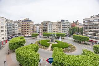 Ontdek dit volledig gerenoveerd appartement met 2 slaapkamers, gelegen op de vierde verdieping van residentie Leopold in Oostende. Dankzij de uitstekende ligging vlakbij het centrum geniet u van een centrale en vlotte bereikbaarheid, met winkels, restaurants, openbaar vervoer en het strand op wandelafstand. Het appartement combineert hedendaags wooncomfort en praktische indeling. Bij het binnen komen bevindt zich een lichtrijke woonkamer met aangename leefruimte en een open, moderne keuken die volledig geïntegreerd is in het geheel. De grote raampartijen zorgen voor een overvloed aan natuurlijk licht en een ruimtelijk gevoel. Achteraan bevinden zich twee volwaardige slaapkamers en een verzorgde badkamer, ideaal voor zowel eigen bewoning als tweede verblijf aan zee. Dankzij de recente afwerking is het appartement volledig instapklaar. Mogelijkheid tot aankopen staanplaats in Parking Leopold in hetzelfde gebouwcomplex. Bent u op zoek naar een recent gerenoveerd en centraal gelegen appartement in Oostende? Dan is dit appartement in residentie Leopold zeker een bezoek waard.