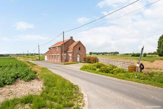 Bent u op zoek naar een <strong>rustig gelegen</strong> woning op een <strong>groot perceel</strong> grond met tal van mogelijkheden?<br /><br />Deze te moderniseren woning in <strong>Geluveld (Zonnebeke) </strong>is gelegen op een prachtig perceel van maar liefst <strong>3.990 m²</strong> en biedt ruimte, privacy en potentieel.<br /><br />De woning werd in de <strong>jaren ’90 vernieuwd</strong> en beschikt over een solide basis met dubbele beglazing en centrale verwarming op mazout. Binnenin vindt u een functionele indeling met onder andere <strong>3 slaapkamers en 2 badkamers</strong>, ideaal voor gezinnen of wie graag extra ruimte heeft.<br /><br />De buitenruimte is een absolute troef: een<strong> ruime tuin</strong>, een aangenaam terras en maar liefst <strong>2 garages</strong> zorgen voor comfort en praktische voorzieningen in een groene omgeving.<br /><br /><u>Troeven van deze woning:</u><br /><br />✔ Landelijke, rustige ligging in Geluveld (Zonnebeke);<br />✔ Groot perceel van 3.990 m²;<br />✔ Veel potentieel na modernisatie;<br />✔ 3 slaapkamers en 2 badkamers;<br />✔ 2 garages, parkeerplaatsen en oprit;<br />✔ Ideaal voor wie houdt van ruimte en natuur.<br /><br />Deze woning is perfect voor wie op zoek is naar een woning met grond en bereid is deze naar eigen smaak te moderniseren. Dankzij de rustige ligging en de nabijheid van belangrijke verbindingswegen geniet u hier van het beste van beide werelden.<br /><br />Benieuwd naar dit pand of een andere eigendom? www.coventa.be – 051 222 051